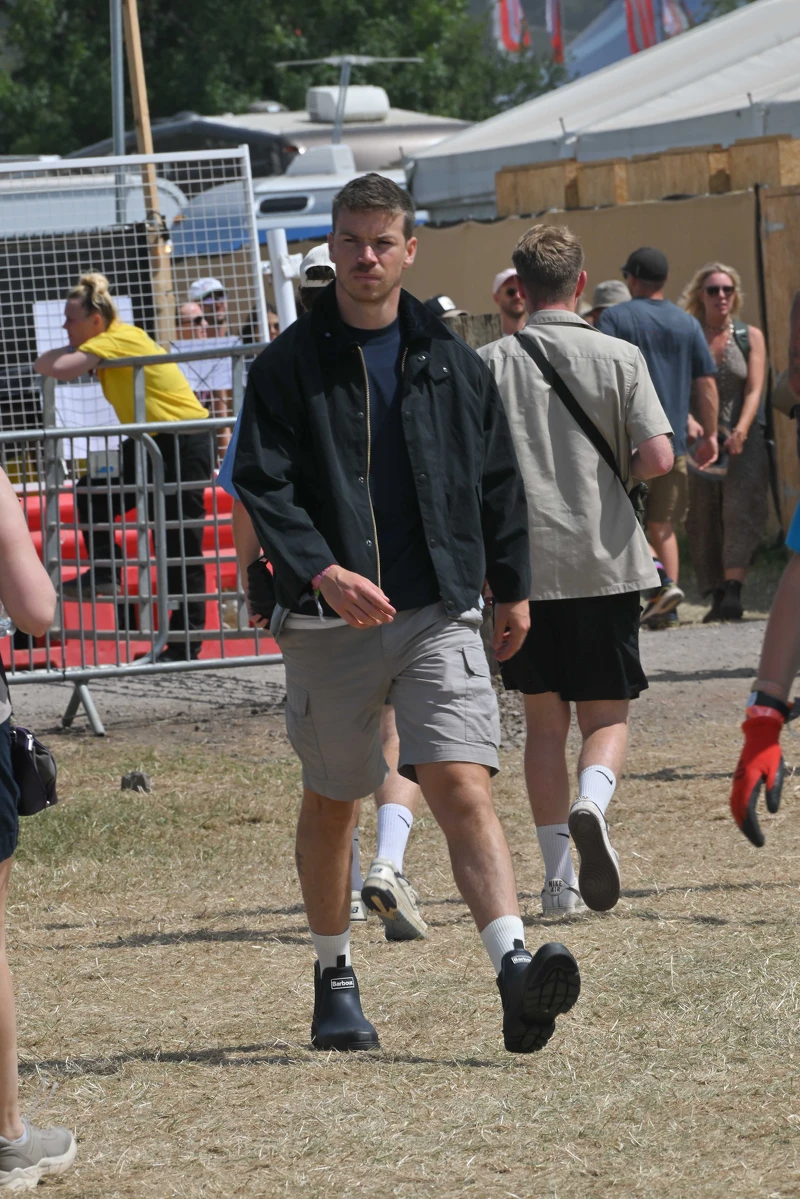 演員Will Poulter於Glastonbury音樂節,穿搭Barbour外套與經典雨靴 演員Will Poulter於Glastonbury音樂節,穿搭Barbour外套與經典雨靴