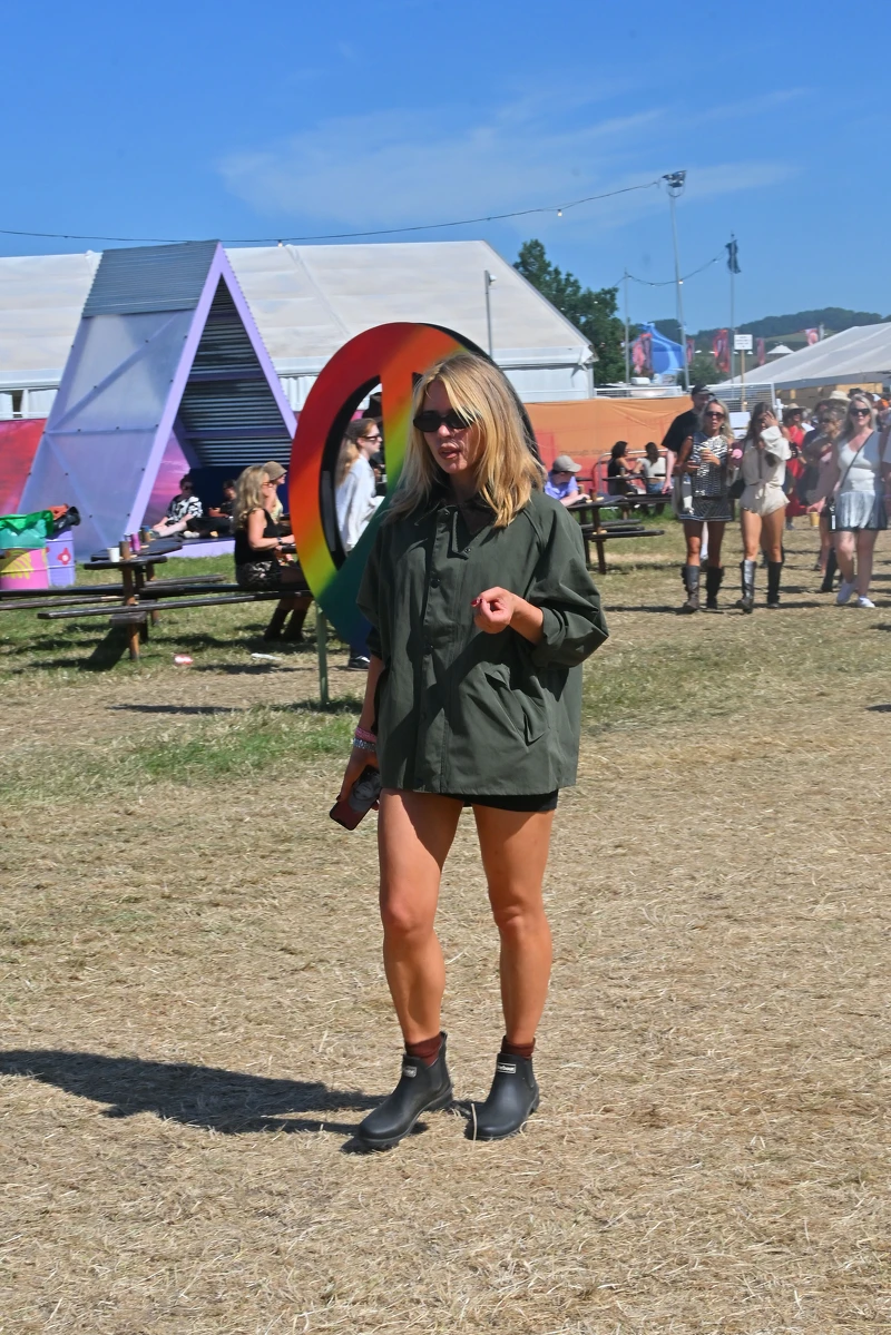 Billie Piper於Glastonbury音樂節,穿著鼠尾草綠Barbour Transporter外套與Wilton雨靴 Billie Piper於Glastonbury音樂節,穿著鼠尾草綠Barbour Transporter外套與Wilton雨靴