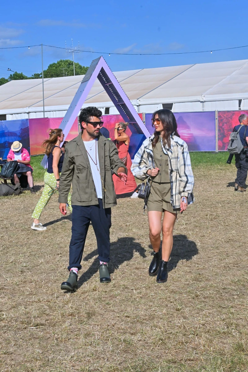Gemma Chan與Dominic Cooper於Glastonbury音樂節,身穿Barbour外套與背心 Gemma Chan與Dominic Cooper於Glastonbury音樂節,身穿Barbour外套與背心