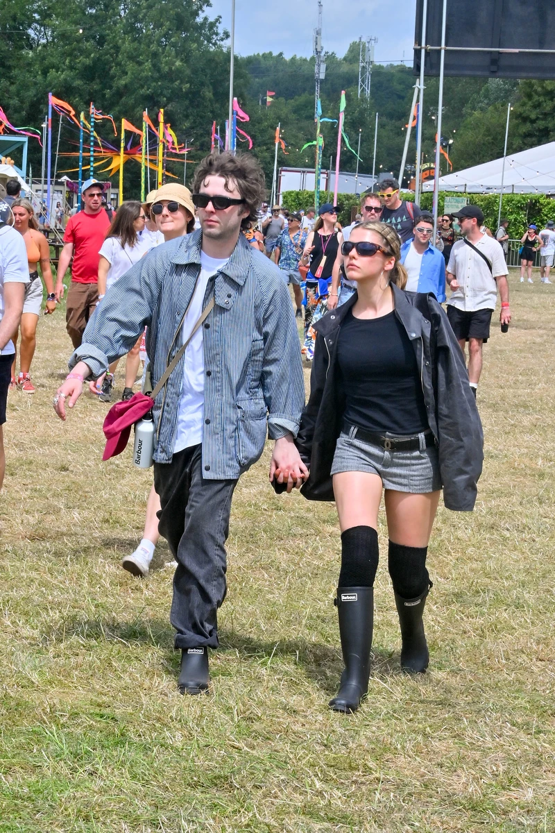 Lennon Gallagher與女友Izzy Richmond於Glastonbury音樂節,演繹Barbour防水外套情侶穿搭 Lennon Gallagher與女友Izzy Richmond於Glastonbury音樂節,演繹Barbour防水外套情侶穿搭