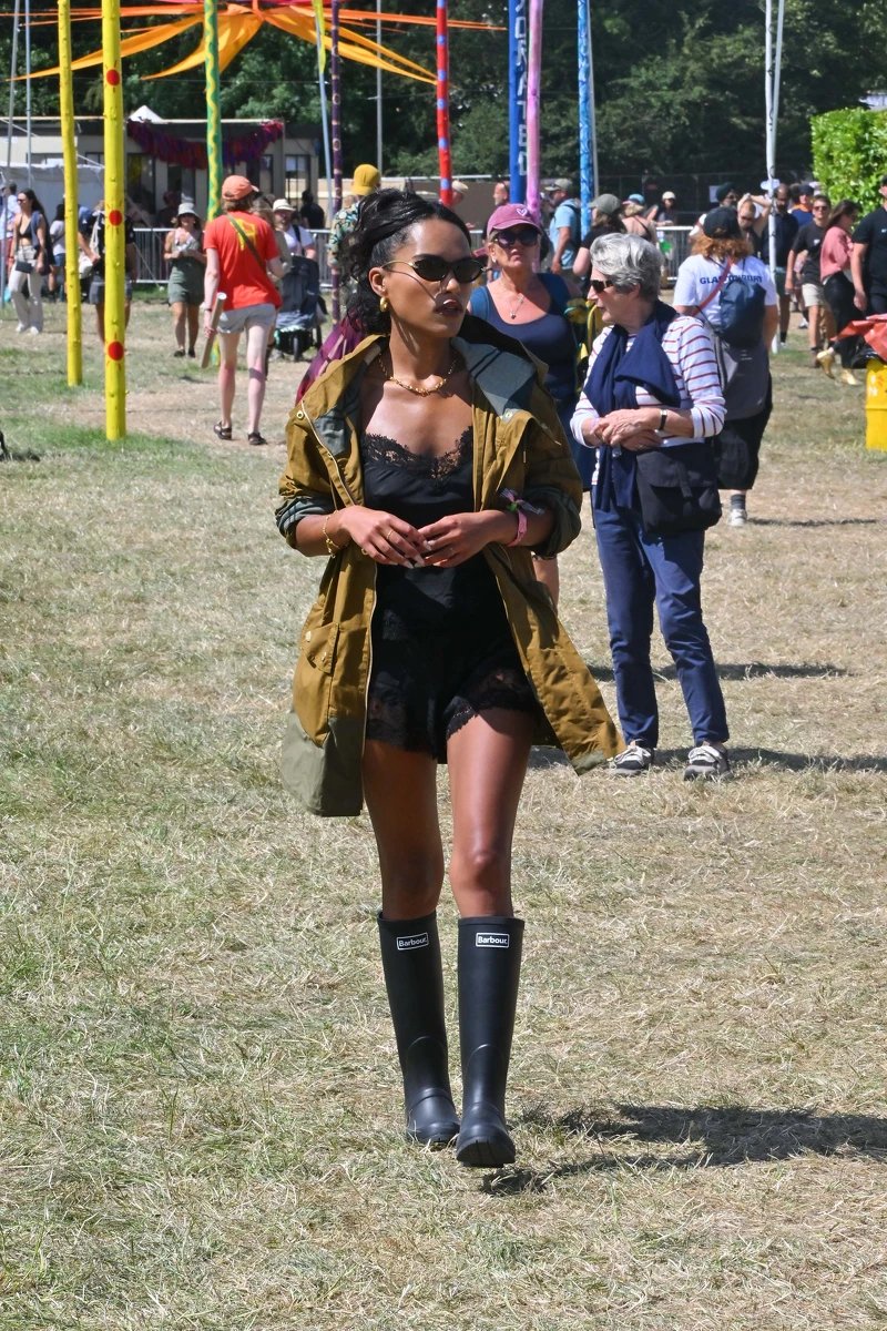 演員Saffron Hocking於Glastonbury音樂節,穿著Barbour Hayley防潑水外套 演員Saffron Hocking於Glastonbury音樂節,穿著Barbour Hayley防潑水外套