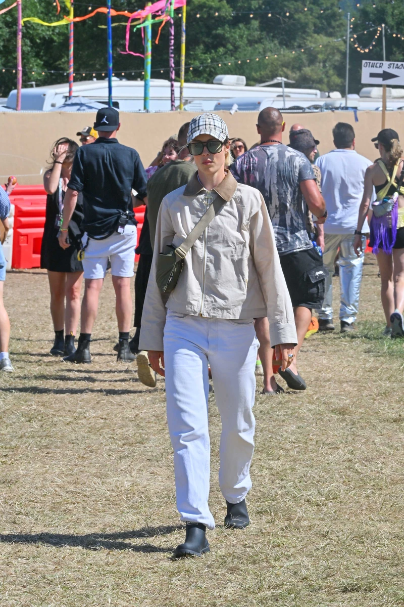 Edie Campbell與Pixie Geldof於Glastonbury音樂節的Barbour造型 Edie Campbell與Pixie Geldof於Glastonbury音樂節的Barbour造型