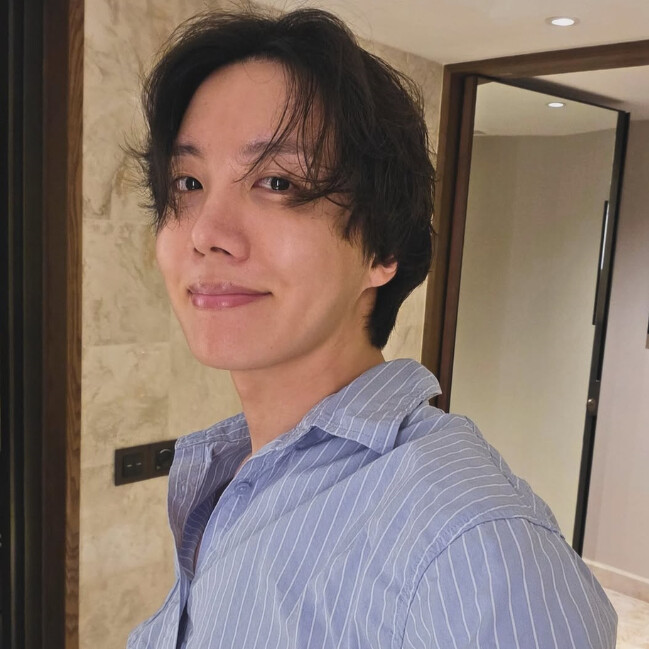 BTS防彈少年團成員J-Hope於綜藝《全知干預視角》中穿著JAJU條紋睡衣 BTS防彈少年團成員J-Hope於綜藝《全知干預視角》中穿著JAJU條紋睡衣