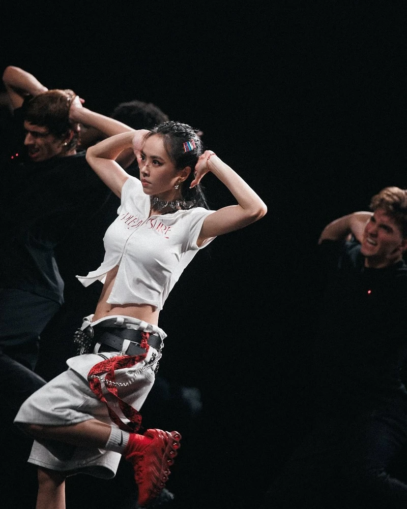 蔡依林Jolin於〈DIY〉舞蹈練習影片中的造型,穿著短版襯衫搭配五分工裝褲與紅色Nike球鞋 蔡依林Jolin於〈DIY〉舞蹈練習影片中的造型,穿著短版襯衫搭配五分工裝褲與紅色Nike球鞋