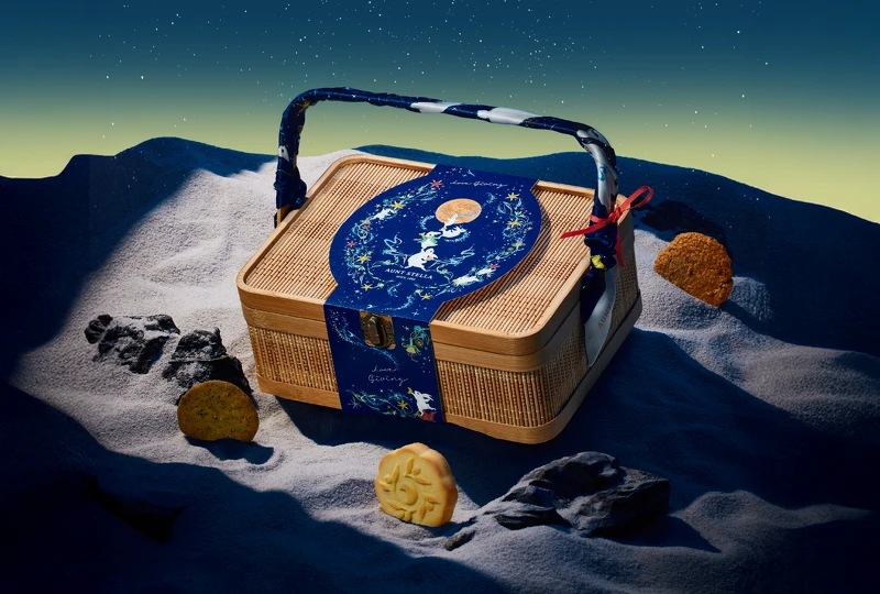 「星願拾光」竹籃絲巾禮盒,豐富口味加上精緻設計,無論企業高端贈禮或自用收藏都合適。 「星願拾光」竹籃絲巾禮盒,豐富口味加上精緻設計,無論企業高端贈禮或自用收藏都合適。