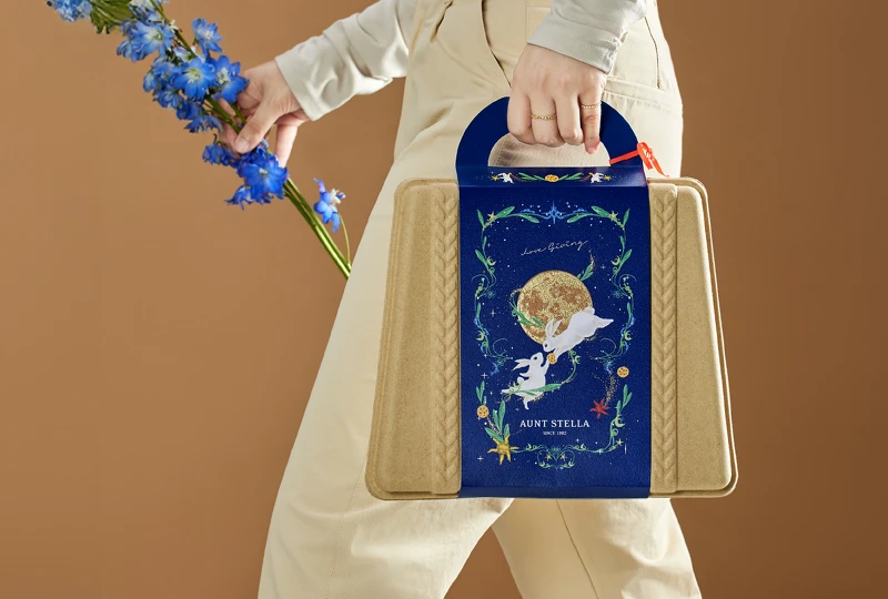 Aunt Stella詩特莉推出全新環保公益禮盒,並提供企業客製服務,每售出一盒即捐贈15元予《陽光社會福利基金會》,邀請大家一起 「Love the planet like you love cookies」。 Aunt Stella詩特莉推出全新環保公益禮盒,並提供企業客製服務,每售出一盒即捐贈15元予《陽光社會福利基金會》,邀請大家一起 「Love the planet like you love cookies」。