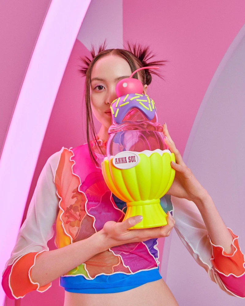 ANNA SUI霓虹聖代淡香水情境圖。