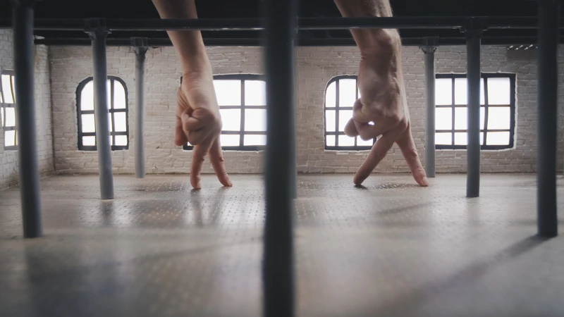 藝術家手指為演出肢體主軸,穿梭在精心打造的微縮場景間。©Julien Lambert 藝術家手指為演出肢體主軸,穿梭在精心打造的微縮場景間。©Julien Lambert