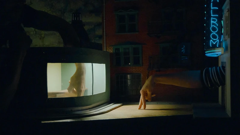 《從指尖開始》中布景、投影、燈光和動作搭配地恰如其分,為觀眾打造奇幻的劇場體驗。©Julien Lambert 《從指尖開始》中布景、投影、燈光和動作搭配地恰如其分,為觀眾打造奇幻的劇場體驗。©Julien Lambert