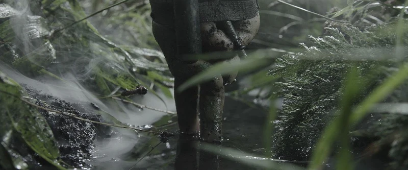 手指化身處於槍林彈雨間的士兵,演繹越戰的歷史記憶。©Julien Lambert 手指化身處於槍林彈雨間的士兵,演繹越戰的歷史記憶。©Julien Lambert