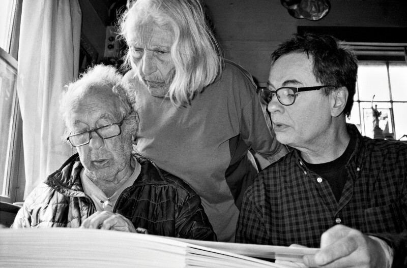 美國攝影大師羅伯.法蘭克(Robert Frank)與他的藝術家伴侶瓊.利夫(June Leaf)、德國出版巨匠格哈德.史泰德(Gerhard Steidl)。圖/Steidl 美國攝影大師羅伯.法蘭克(Robert Frank)與他的藝術家伴侶瓊.利夫(June Leaf)、德國出版巨匠格哈德.史泰德(Gerhard Steidl)。圖/Steidl