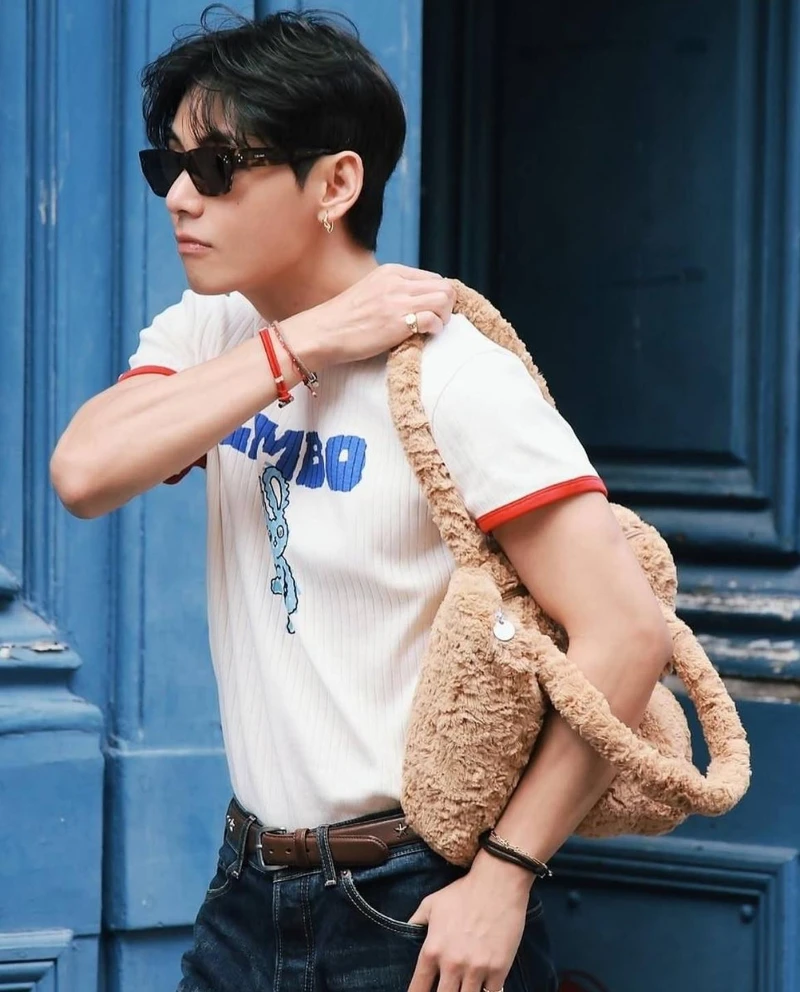 BTS成員金泰亨V在巴黎街頭，身穿Celine休閒套裝並背著Jellycat小熊背包