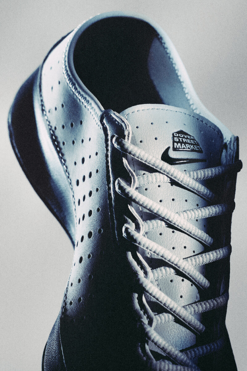 Nike Air Superfly x DSM 聯名鞋款細節,鞋舌上有川久保玲設計Logo Nike Air Superfly x DSM 聯名鞋款細節,鞋舌上有川久保玲設計Logo