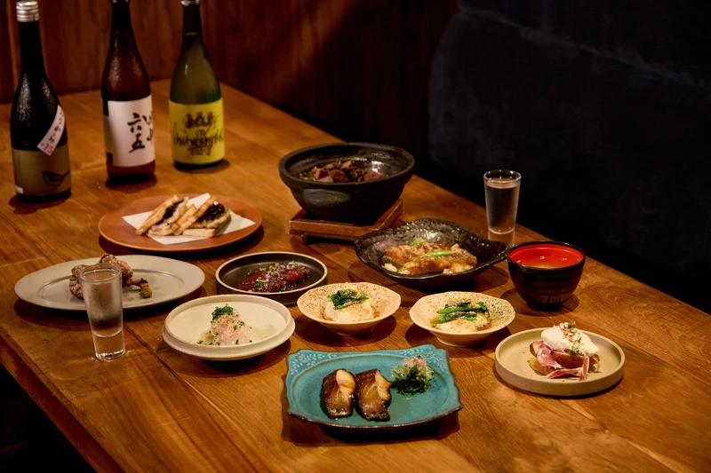 九道職人料理巧搭三款個性各異福岡銘酒，以日式深夜食堂的情懷，串起一段結合風土記憶的味覺之旅。