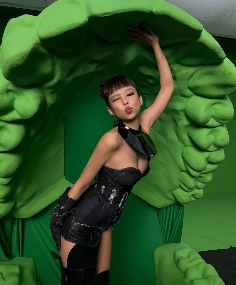 BLACKPINK Jennie在〈Jump〉MV中的桃心領束胸丹寧造型,搭配Chanel頸鏈 BLACKPINK Jennie在〈Jump〉MV中的桃心領束胸丹寧造型,搭配Chanel頸鏈