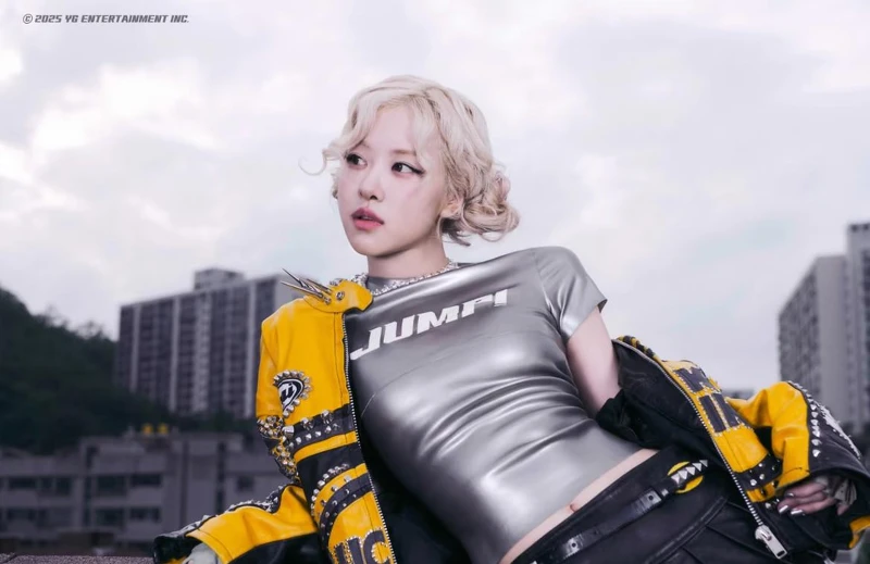 BLACKPINK Rosé在〈Jump〉MV中身穿黃黑配色賽車外套 BLACKPINK Rosé在〈Jump〉MV中身穿黃黑配色賽車外套