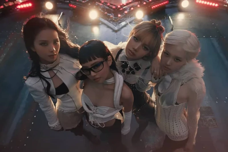 BLACKPINK在〈Jump〉MV結尾的黑白舞台造型 BLACKPINK在〈Jump〉MV結尾的黑白舞台造型