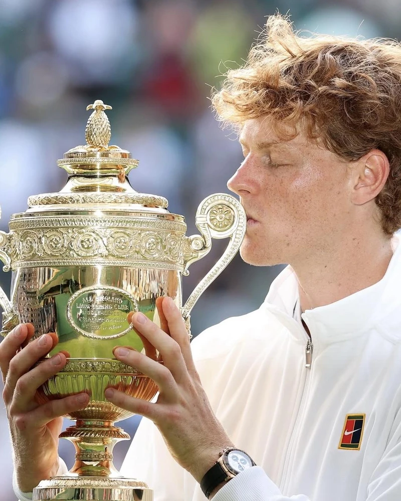 詹尼克辛納Jannik Sinner拿下2025年溫布頓大滿貫Grand Slam®獎盃! 詹尼克辛納Jannik Sinner拿下2025年溫布頓大滿貫Grand Slam®獎盃!