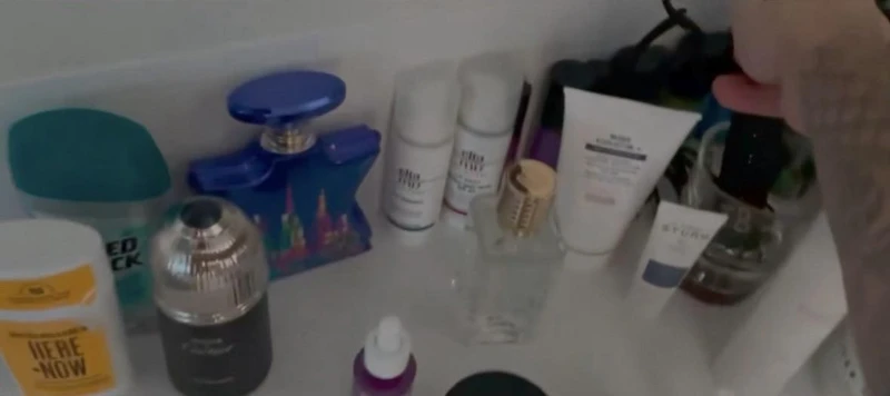 《Justin Bieber : Our World》紀錄片當中出現在 Justin 洗漱台的香水。