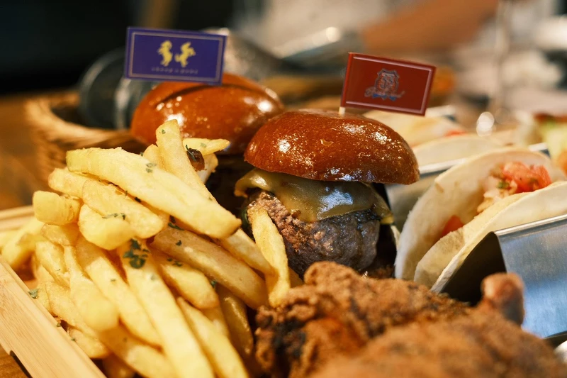 美軍俱樂部與sheep+pony聯名「厚漢堡巡禮」雙人分享套餐 美軍俱樂部與sheep+pony聯名「厚漢堡巡禮」雙人分享套餐