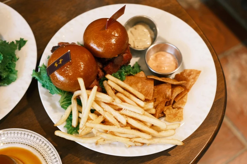 美軍俱樂部限定的厚漢堡拼盤雙人套餐,包含迷你牛漢堡與多款配菜 美軍俱樂部限定的厚漢堡拼盤雙人套餐,包含迷你牛漢堡與多款配菜