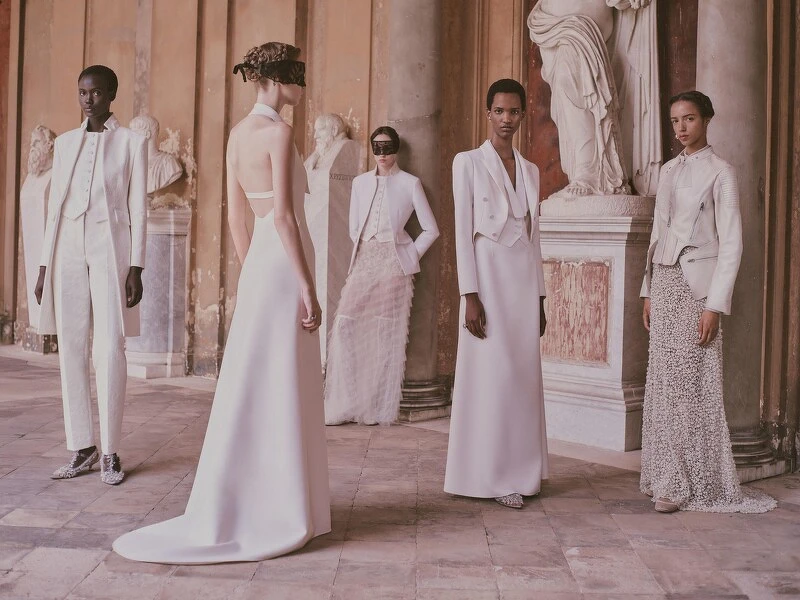 2026早春度假系列有重現白色舞會的設計意涵。