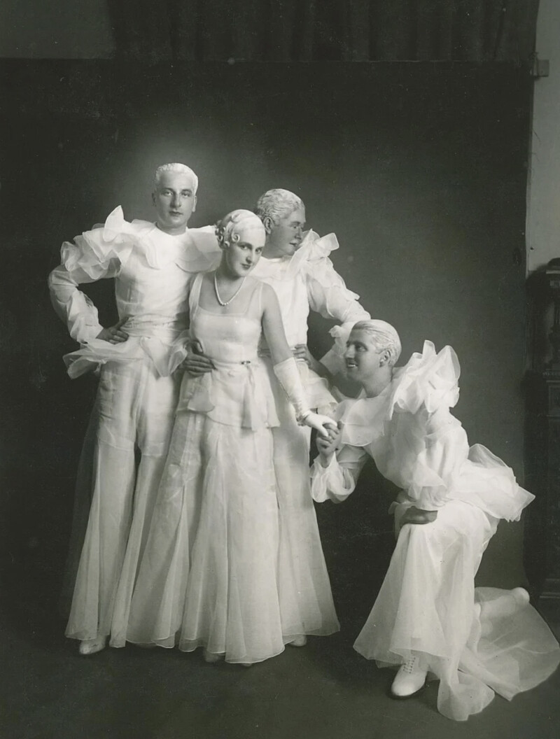 Mimì Pecci Blunt 曾於巴黎策劃一場以純白為主題的化妝舞會（Bal Blanc），並要求參與賓客以白色服裝出席派對。