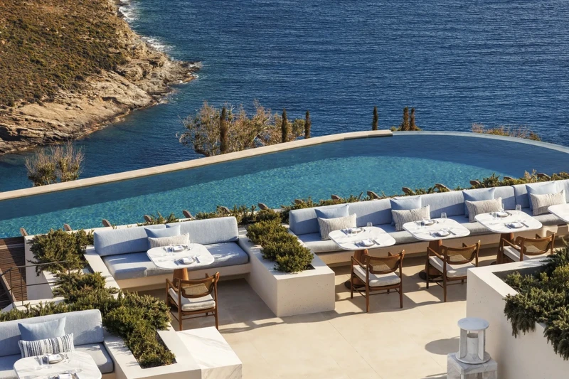 「One&Only Kéa Island」度假村座落在懸崖上的天然半島中。