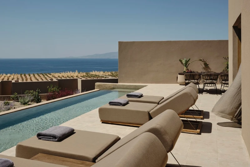 擁有私人泳池房型與聖托里尼最大的客用泳池。