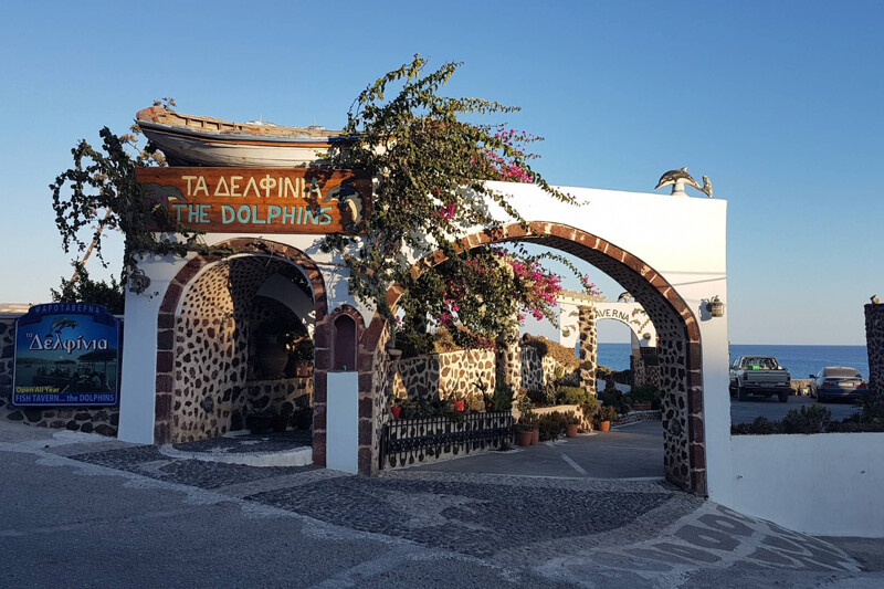 The Dolphins 是海邊的魚料理餐廳。