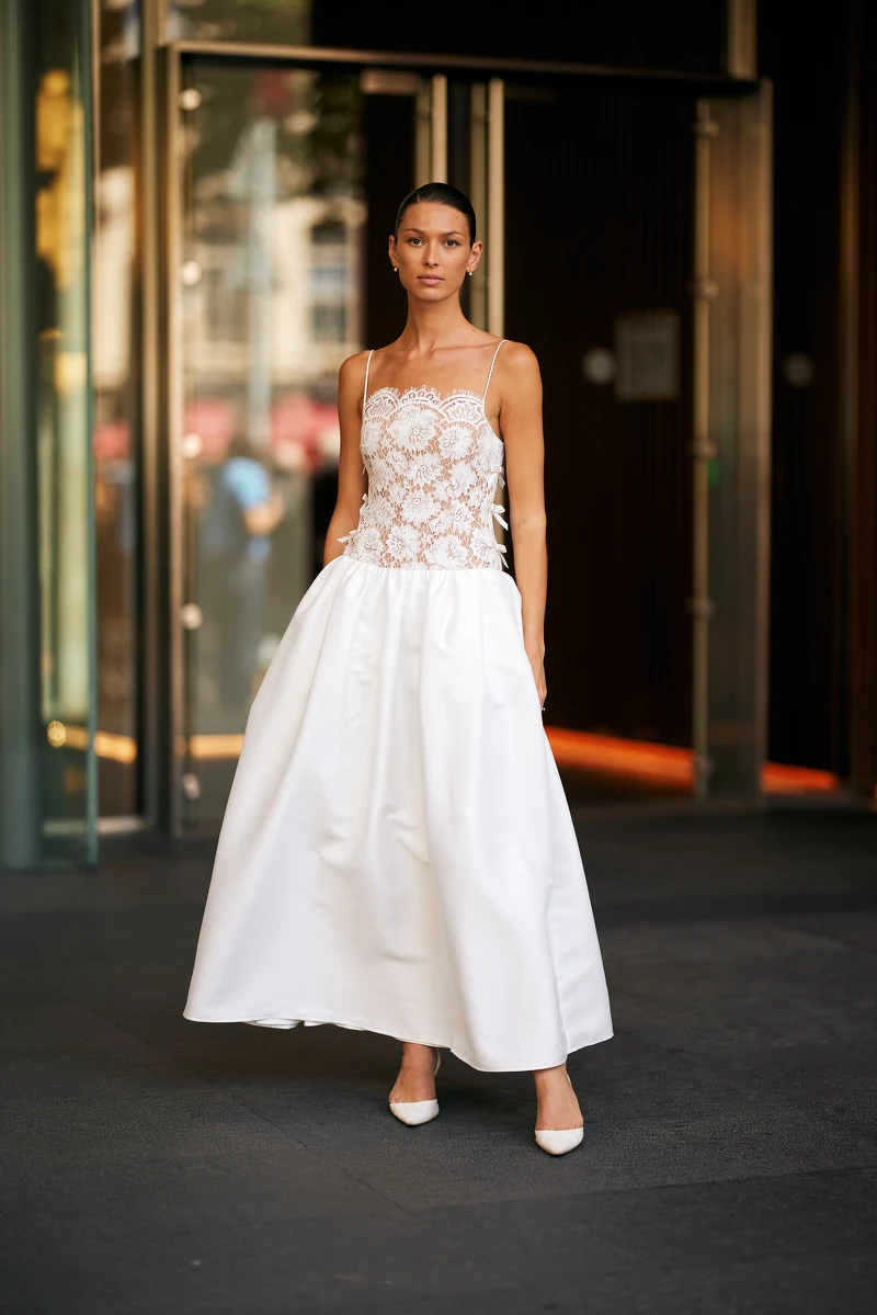 換上白色洋裝瞬間視覺降溫五度。