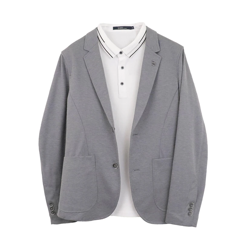 台中大遠百E001男士休閒上裝組商務與休閒皆宜。西裝建議售價6,980元、特價5,584元，棉質Polo衫建議售價2,790元、特價2,232元。