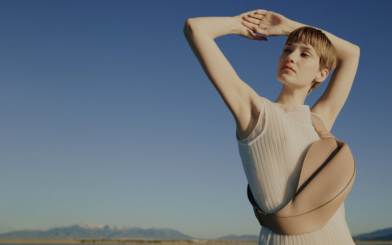 Polène悄悄推出全新包款Neyu,有別於品牌之前優雅質感的風格,多了一些帥氣的態度。 Polène悄悄推出全新包款Neyu,有別於品牌之前優雅質感的風格,多了一些帥氣的態度。