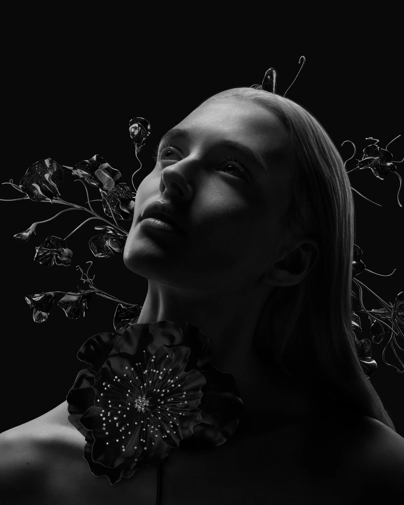 罌粟花可用為頭飾或胸針來運用；香豌豆花可轉化成不同造型的胸針；蝴蝶則透過隱藏磁扣系統固定於衣物之上。