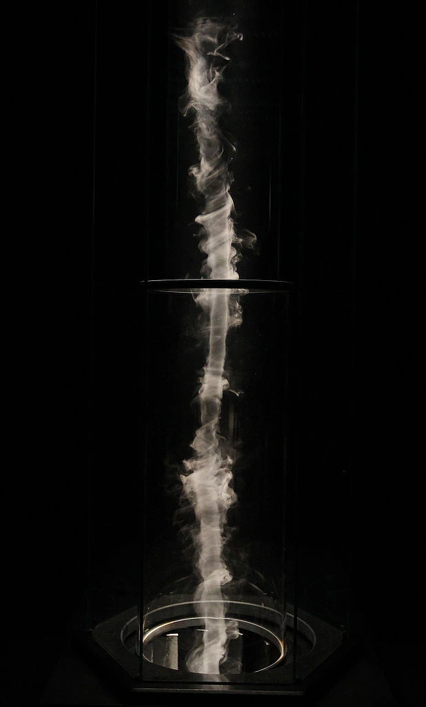 2011年3月2日：藝術家安東尼・麥考（Anthony McCall）所創作的奧運雲柱雕塑《柱》（Column）之運作模型於英國倫敦揭幕。這件特別委託創作的雕塑將形成一股旋轉的雲柱，高度將超越布萊克浦塔。雲柱將從默西賽德郡的威勒爾水域（Wirral Waters）升起，於奧運舉辦期間可從整個英格蘭西北地區——從蘭開斯特（Lancaster）到蘭迪德諾（Llandudno）清晰可見。（照片來源：Peter Macdiarmid／Getty Images）