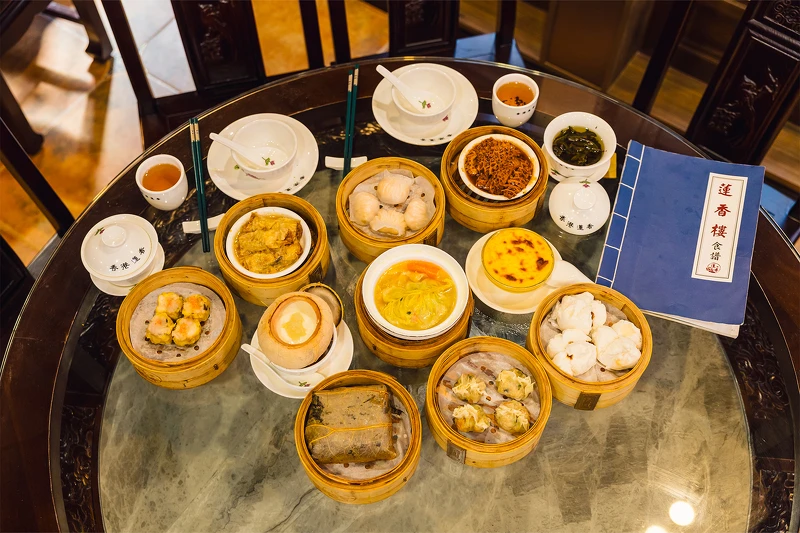 蟹籽燒賣皇、蠔皇鮮竹卷、蓮香蝦餃皇、沙茶金錢肚、椰皇燕窩燉鮮奶、花膠魚翅灌湯餃、西米焗布丁、懷舊糯米雞、懷舊素魚翅餃、蜜汁叉燒包。 蟹籽燒賣皇、蠔皇鮮竹卷、蓮香蝦餃皇、沙茶金錢肚、椰皇燕窩燉鮮奶、花膠魚翅灌湯餃、西米焗布丁、懷舊糯米雞、懷舊素魚翅餃、蜜汁叉燒包。