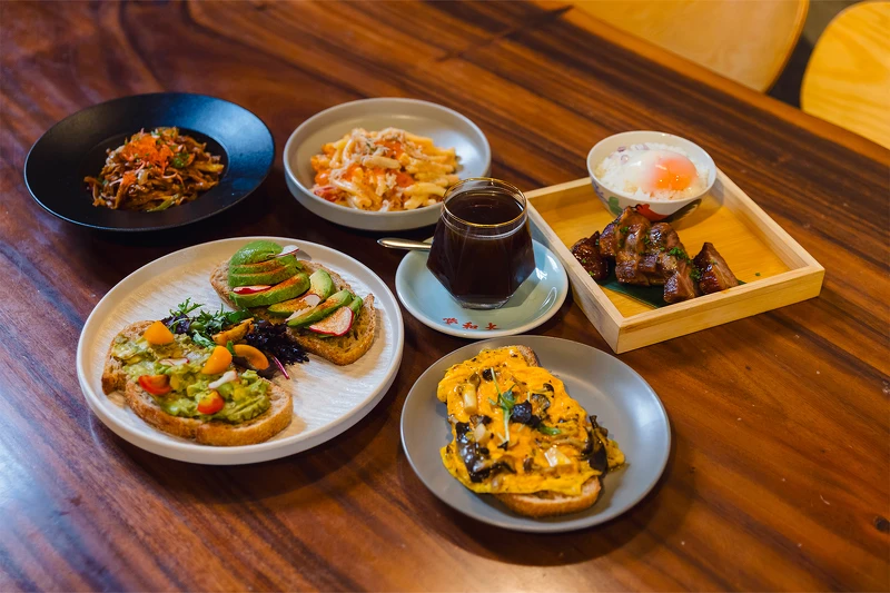 餐點左上至右下:蝦蝦籽麵、明太子蟹肉籽麻花意粉、美式咖啡、大和堂黯然銷魂飯、牛油果多士、黑松露雜菌滑蛋酸種麵包。 餐點左上至右下:蝦蝦籽麵、明太子蟹肉籽麻花意粉、美式咖啡、大和堂黯然銷魂飯、牛油果多士、黑松露雜菌滑蛋酸種麵包。