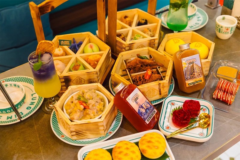 茶點左上到右下:一龍大滿足(酸菜魚、鹹蛋黃墨魚燒賣、蟹粉菠菜香蝦餃、松露野菌晶瑩餃、筍尖蝦餃皇、斑蘭麻蓉桃子)、港原味2.0燒賣拼盤(XO醬帶子燒賣、莞荽馬蹄燒賣、香辣雞軟骨燒賣、蘇薑馬友鹹魚燒賣、大澳蝦醬墨魚燒賣、梅菜扣肉燒賣)、黃椒醬排骨、鳳爪拚黑椒金錢肚、甘筍汁流沙包、拉絲波蘿包、宮廷桂花糕、脆脆富貴紅米腸粉。調酒飲品左起:日.夜、莫吉托  茶點左上到右下:一龍大滿足(酸菜魚、鹹蛋黃墨魚燒賣、蟹粉菠菜香蝦餃、松露野菌晶瑩餃、筍尖蝦餃皇、斑蘭麻蓉桃子)、港原味2.0燒賣拼盤(XO醬帶子燒賣、莞荽馬蹄燒賣、香辣雞軟骨燒賣、蘇薑馬友鹹魚燒賣、大澳蝦醬墨魚燒賣、梅菜扣肉燒賣)、黃椒醬排骨、鳳爪拚黑椒金錢肚、甘筍汁流沙包、拉絲波蘿包、宮廷桂花糕、脆脆富貴紅米腸粉。調酒飲品左起:日.夜、莫吉托