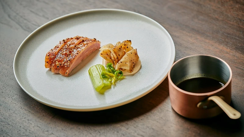 Restaurant Allen招牌菜色「香煎鴨胸佐西芹與塊根芹」 Restaurant Allen招牌菜色「香煎鴨胸佐西芹與塊根芹」