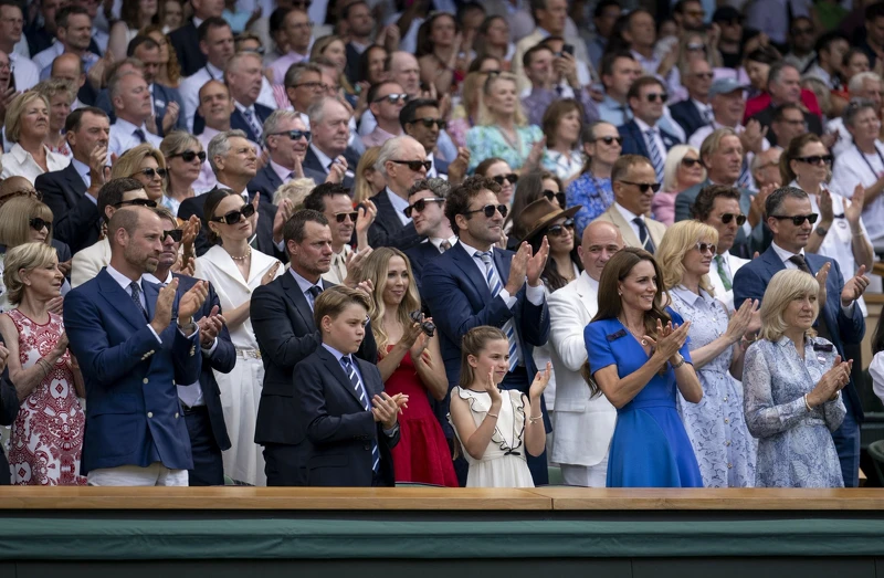 夏洛特公主穿海軍藍滾邊無袖白洋裝,延續了母親的雅緻英倫風格 夏洛特公主穿海軍藍滾邊無袖白洋裝,延續了母親的雅緻英倫風格