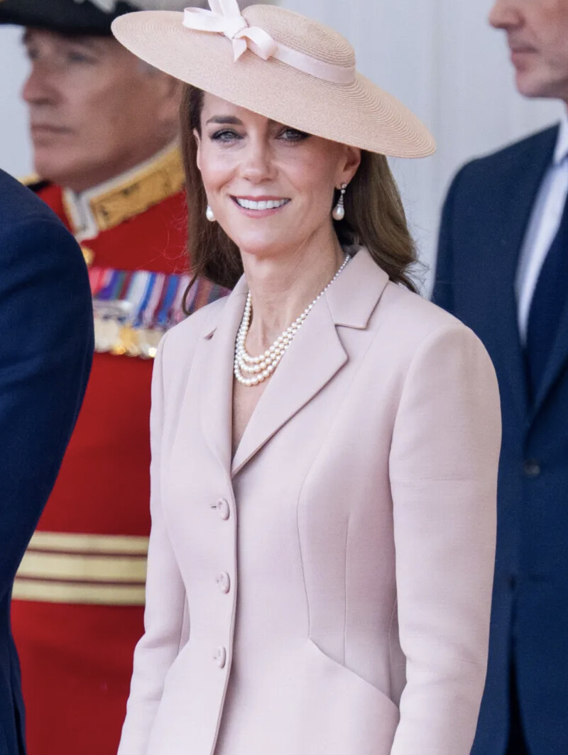 凱特王妃身穿Dior裸粉色Bar Jacket套裝進行時尚外交 凱特王妃身穿Dior裸粉色Bar Jacket套裝進行時尚外交