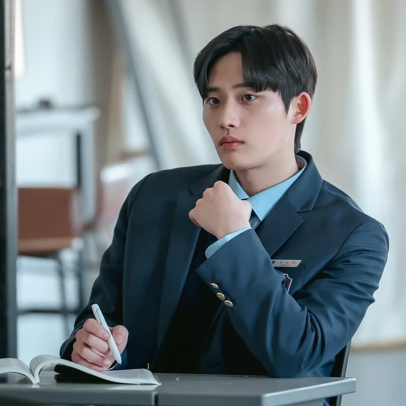 李鍾赫在劇中是一位忠心耿耿的騎士男友。 李鍾赫在劇中是一位忠心耿耿的騎士男友。