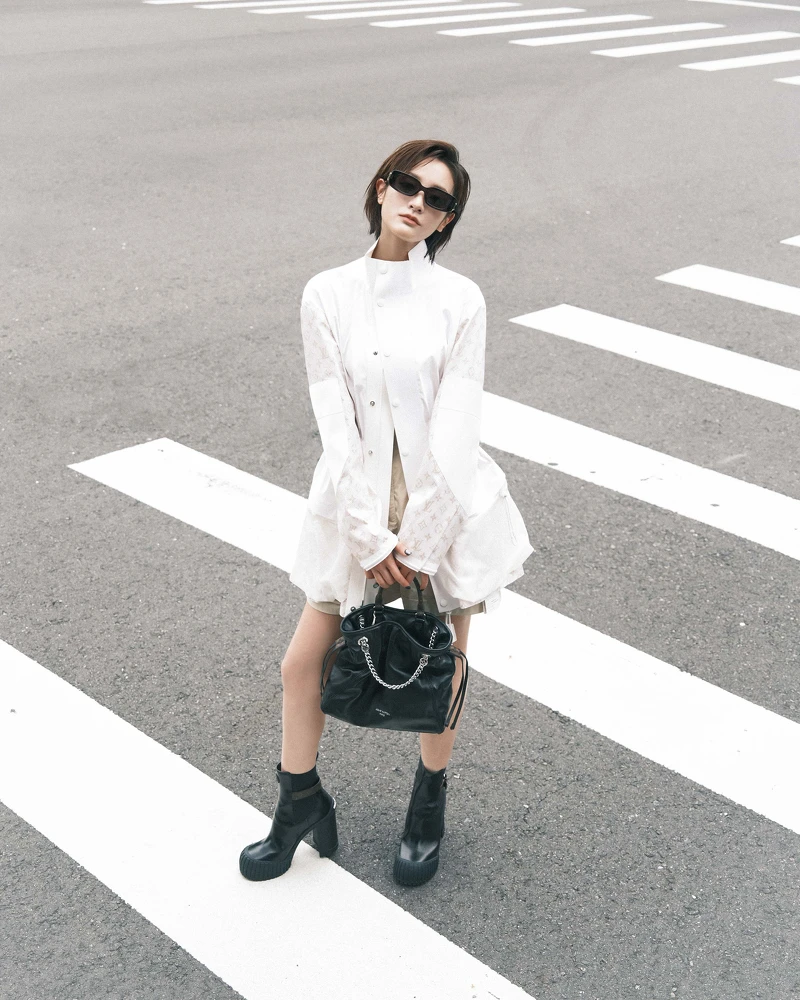 路易威登品牌大使王淨手提黑色Off Duty包款