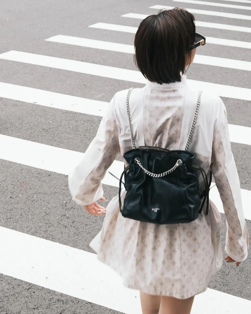 王淨以白色長版夾克造型搭配LV Off Duty包