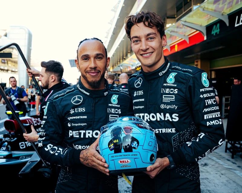 隊友是F1天王路易斯・漢米爾頓(Lewis Hamilton)。 隊友是F1天王路易斯・漢米爾頓(Lewis Hamilton)。