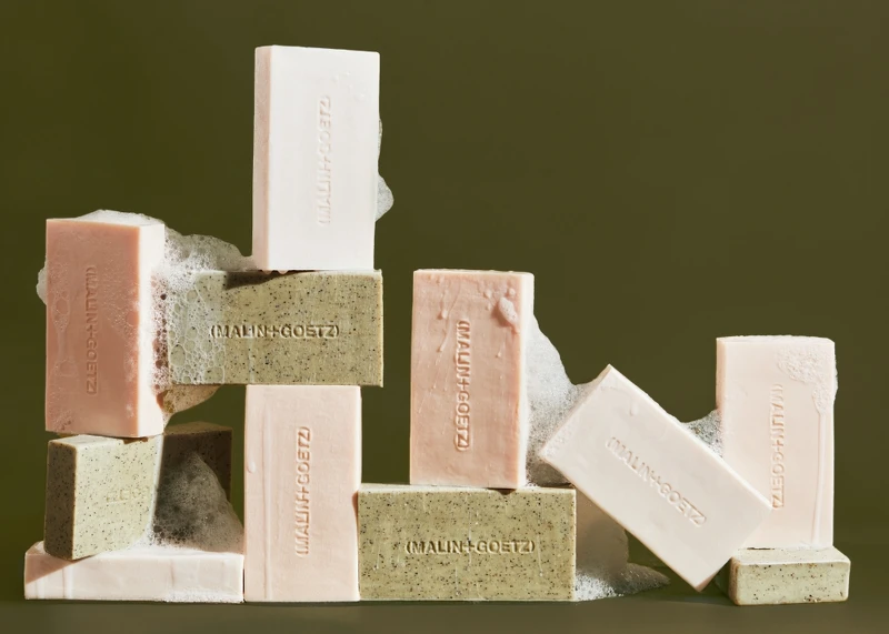 (MALIN+GOETZ) 香氛潔膚皂系列情境圖。