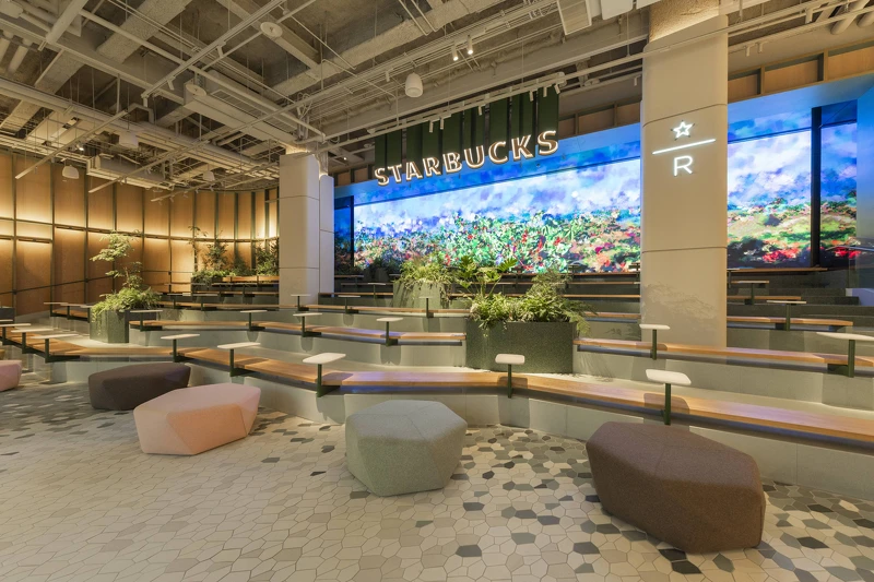 星巴克DREAM PLAZA門市的山形階梯式座席區 星巴克DREAM PLAZA門市的山形階梯式座席區