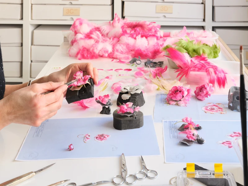 Extraordinary Rose 18K玫瑰金紅色尖晶石可轉換式羽飾手鐲_工藝圖 Extraordinary Rose 18K玫瑰金紅色尖晶石可轉換式羽飾手鐲_工藝圖