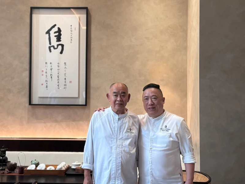 主廚陳泰榮(早哥)與他高齡70歲師父葉志光主廚一起設計菜色。 主廚陳泰榮(早哥)與他高齡70歲師父葉志光主廚一起設計菜色。