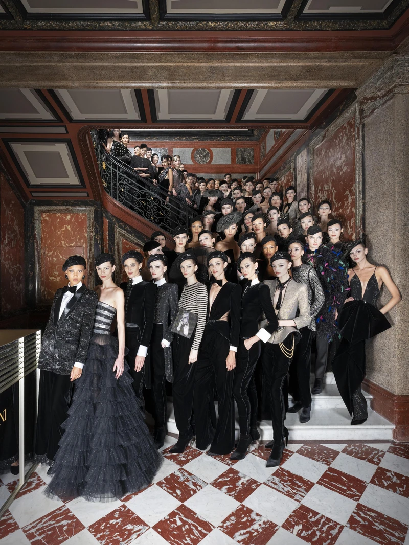 Armani Privé 2025秋冬高級訂製大秀以深黑為題。 Armani Privé 2025秋冬高級訂製大秀以深黑為題。